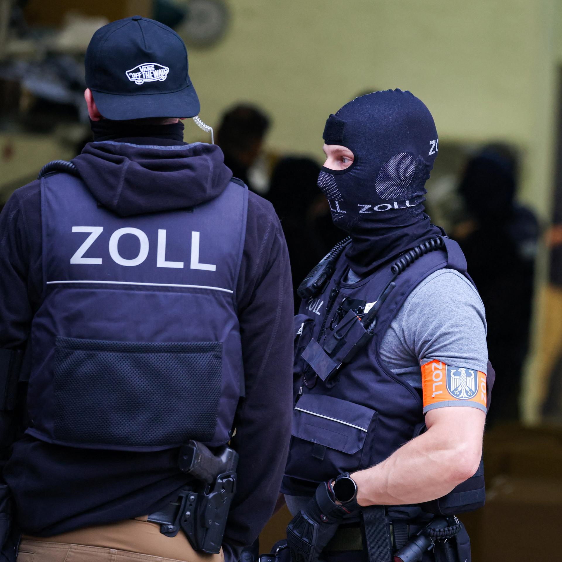 Nordrhein-Westfalen, Krefeld: Beamte des Zolls durchsuchen eine Lagerhalle in Krefeld. 