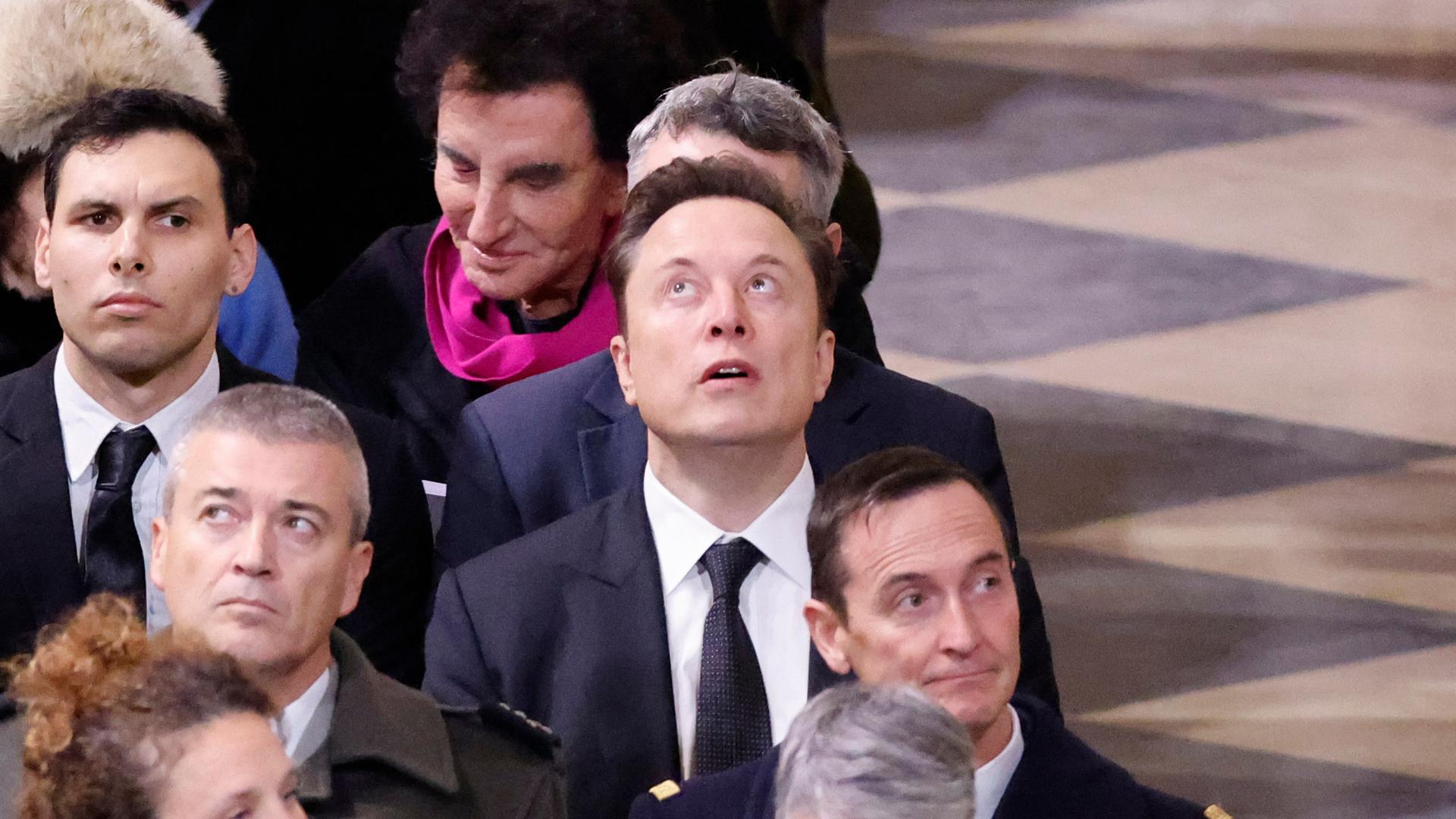 Elon Musk schaut in der Kathedrale Notre Dame in Paris nach oben