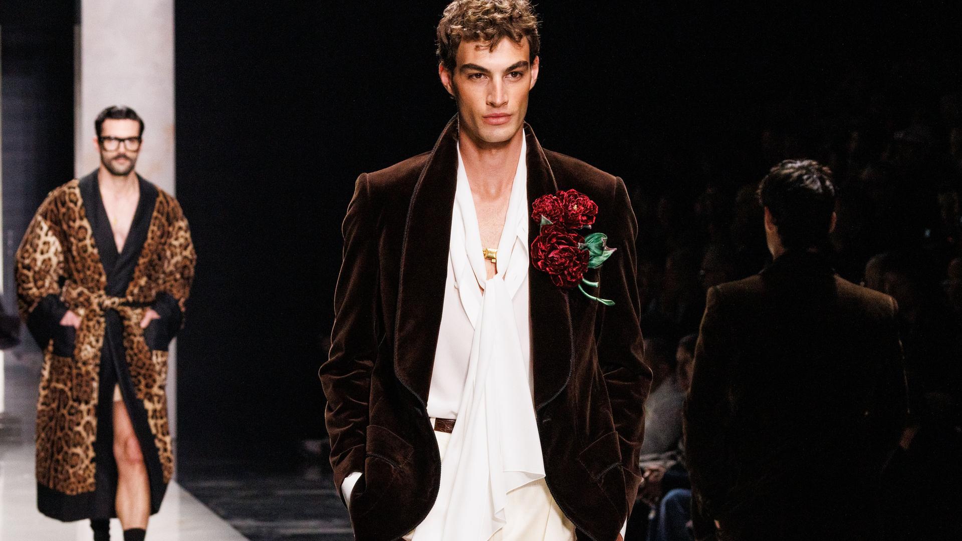 Männliche Models läuft während der Dolce & Gabbana Herbst/Winter 2026/2027 Herrenmodenschau auf der Mailänder Modewoche am 17. Januar 2026 in Mailand, Italien, über den Laufsteg.