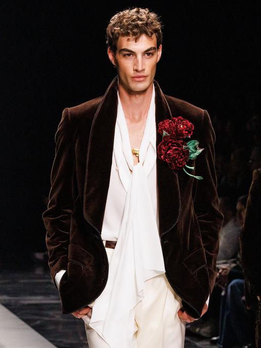 Männliche Models läuft während der Dolce & Gabbana Herbst/Winter 2026/2027 Herrenmodenschau auf der Mailänder Modewoche am 17. Januar 2026 in Mailand, Italien, über den Laufsteg.