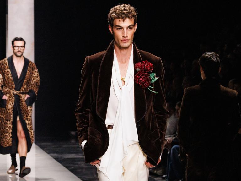 Männliche Models läuft während der Dolce & Gabbana Herbst/Winter 2026/2027 Herrenmodenschau auf der Mailänder Modewoche am 17. Januar 2026 in Mailand, Italien, über den Laufsteg.