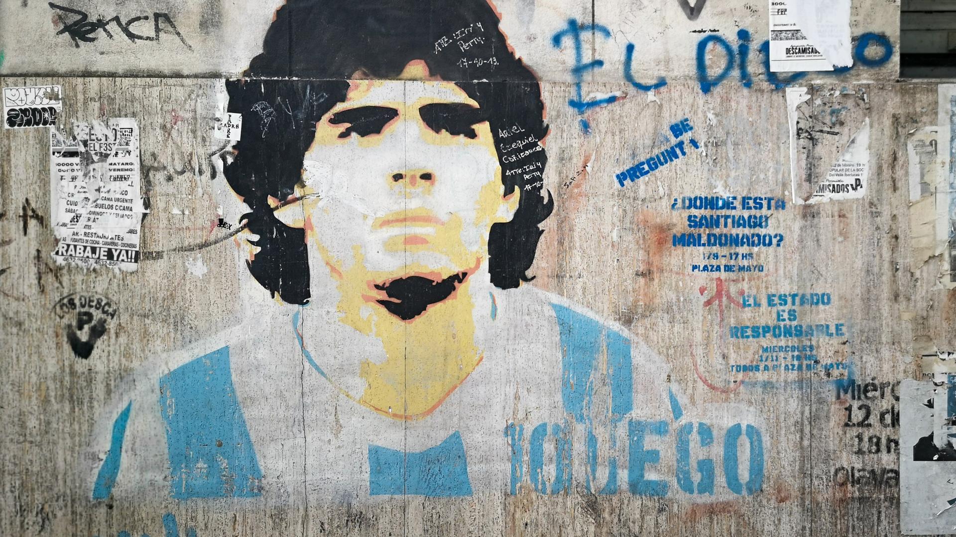 Ein auf eine Wand gemaltes Porträt Maradonas in La Boca in Buenos Aires ist zu sehen, 