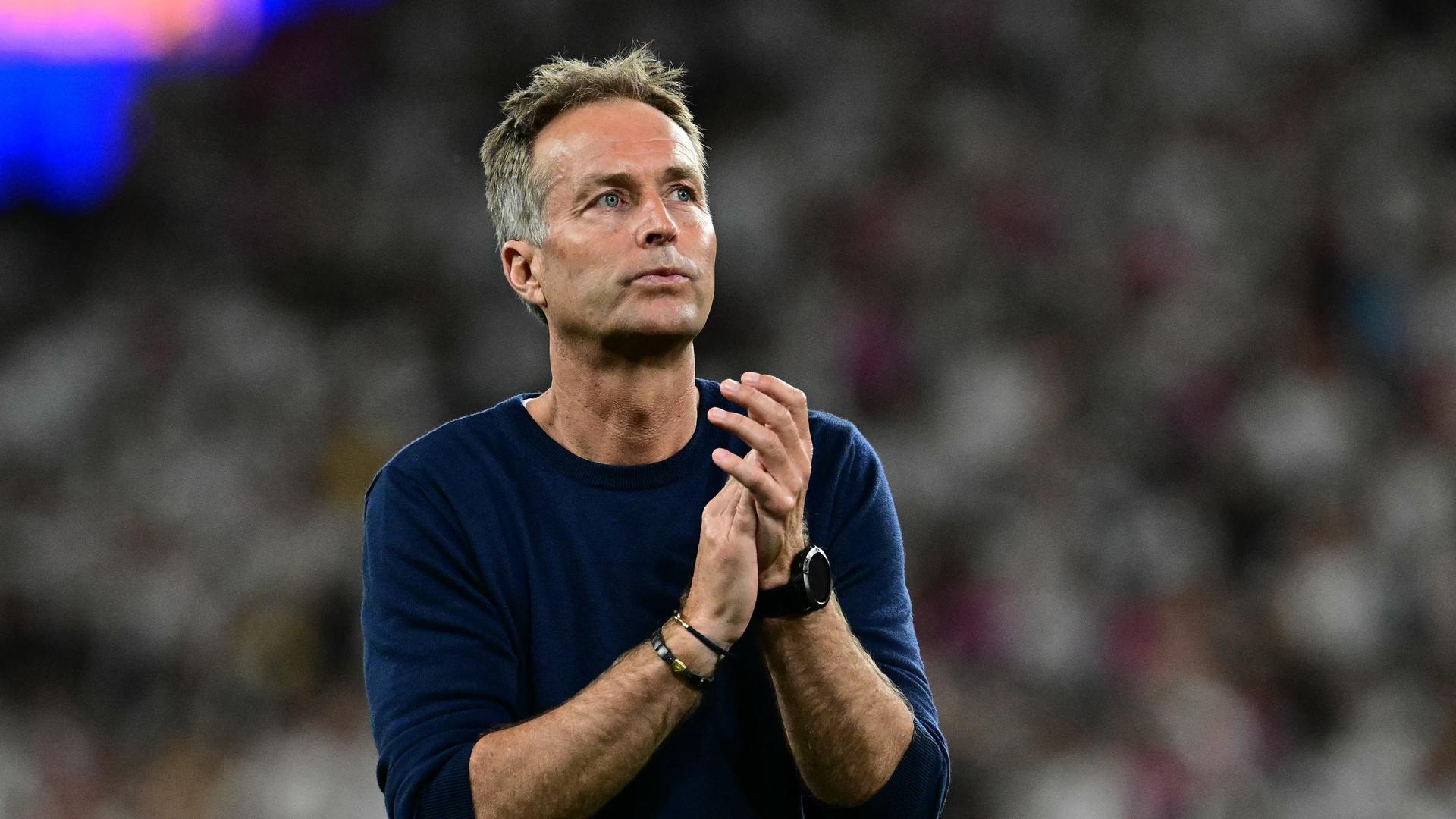 Der damalige dänische Fußball-Nationaltrainer klatscht in die Hände. Der damalige dänische Fußball-Nationaltrainer klatscht in die Hände.