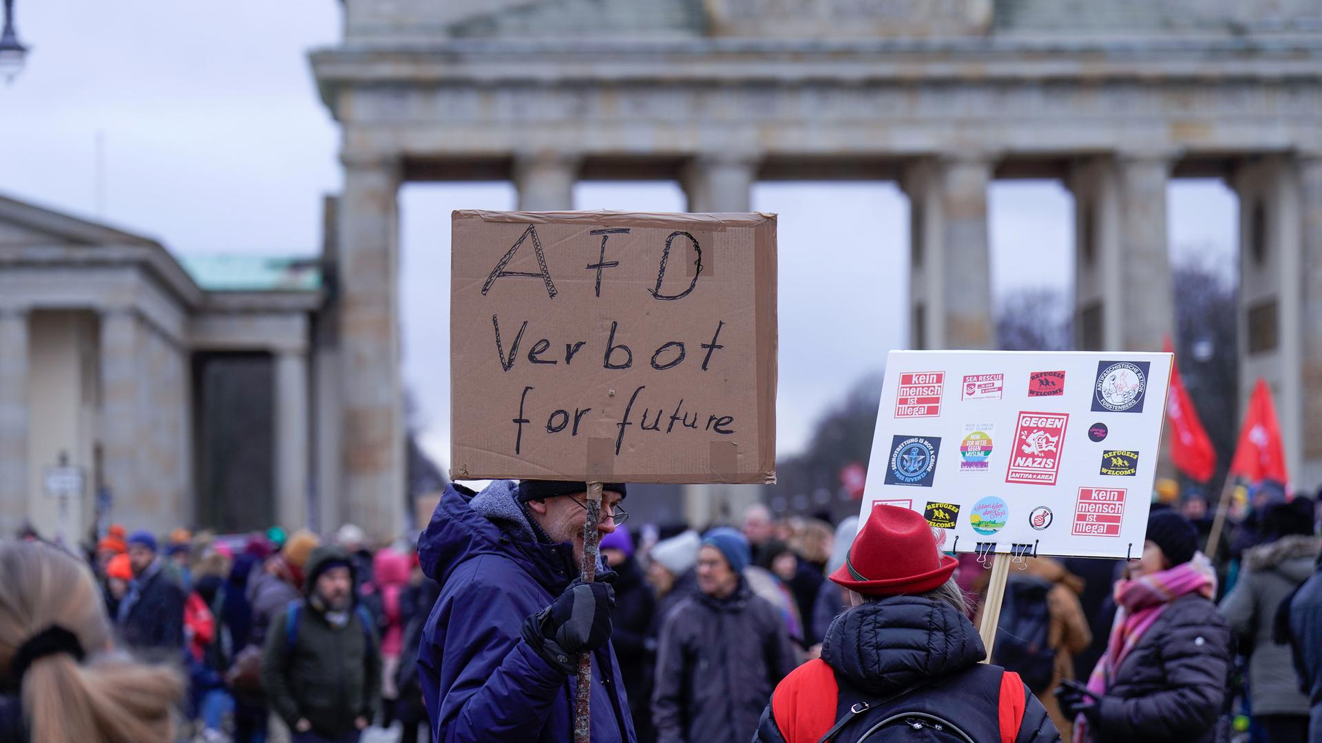 Ein älterer Mann hät ein Schild auf dem steht "AfD Verbot for future" bei einer Demonstration der Bewegung Fridays for Future unter dem Motto 'Demokratie verteidigen' am Brandenburger Tor. 