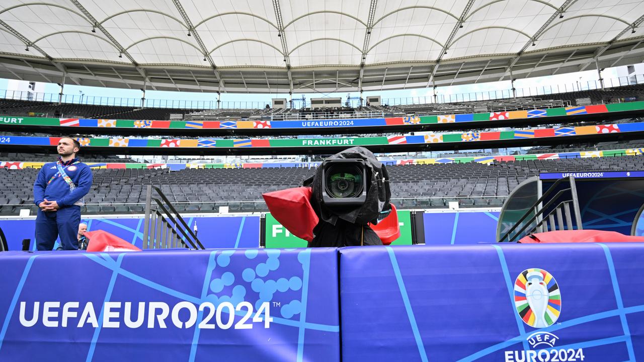 Hessen, Frankfurt/Main: Die Aufschrift "Uefa Euro 2024" ist auf dem Aufprallschutz einer TV-Kamera in der Frankfurt Arena zu lesen. 