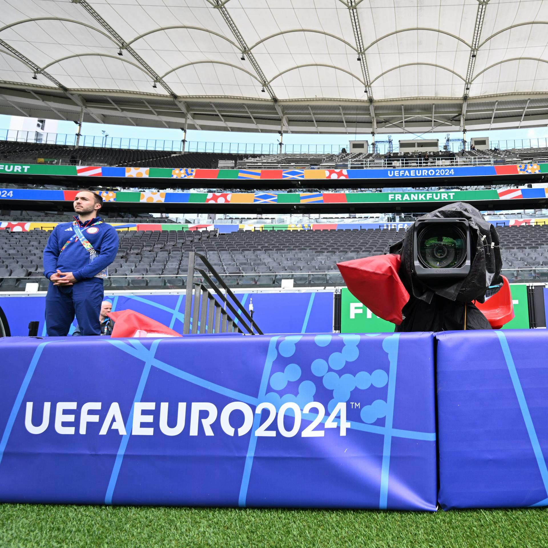 Hessen, Frankfurt/Main: Die Aufschrift "Uefa Euro 2024" ist auf dem Aufprallschutz einer TV-Kamera in der Frankfurt Arena zu lesen. Am 17.06.2024 findet hier das EM-Spiel der Gruppe E zwischen Belgien und der Slowakei statt. 