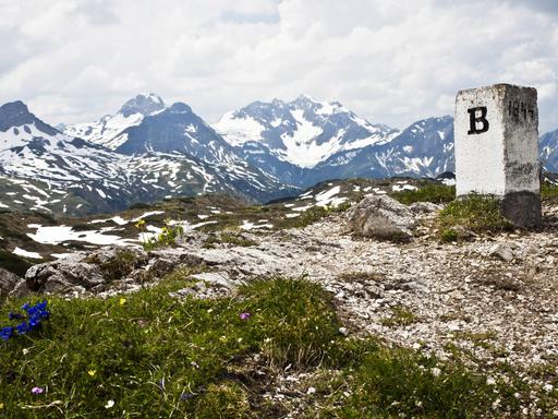 Ein Grenzstein zwischen Bayern und Vorarlberg Ein Grenzstein zwischen Bayern und Vorarlberg