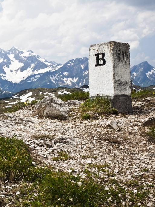 Ein Grenzstein zwischen Bayern und Vorarlberg