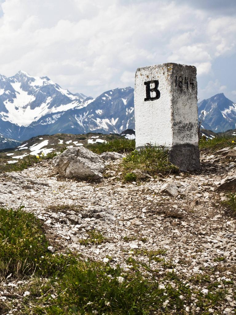 Ein Grenzstein zwischen Bayern und Vorarlberg Ein Grenzstein zwischen Bayern und Vorarlberg