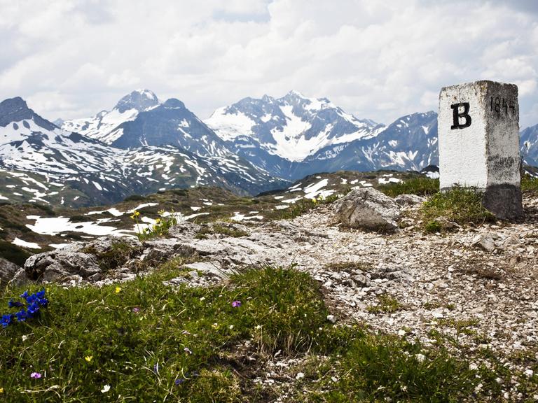 Ein Grenzstein zwischen Bayern und Vorarlberg