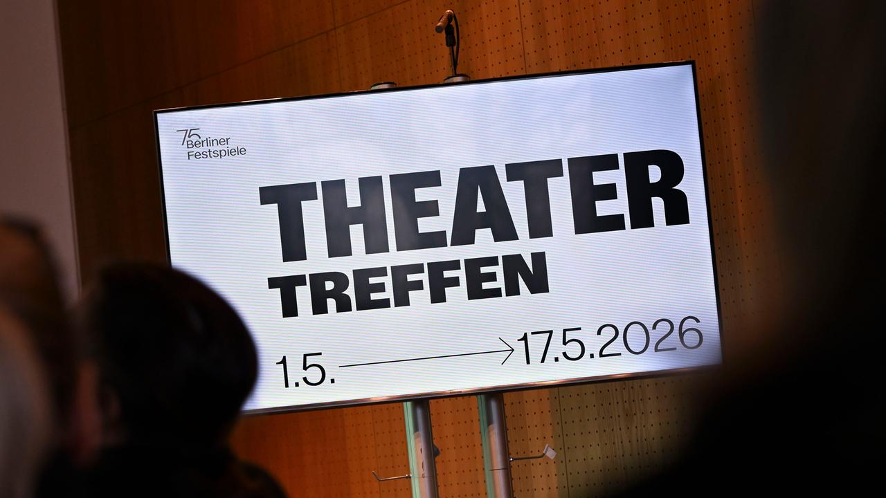 Das Logo des Theatertreffens ist bei einem Pressetermin im Haus der Berliner Festspiele zu sehen. 
