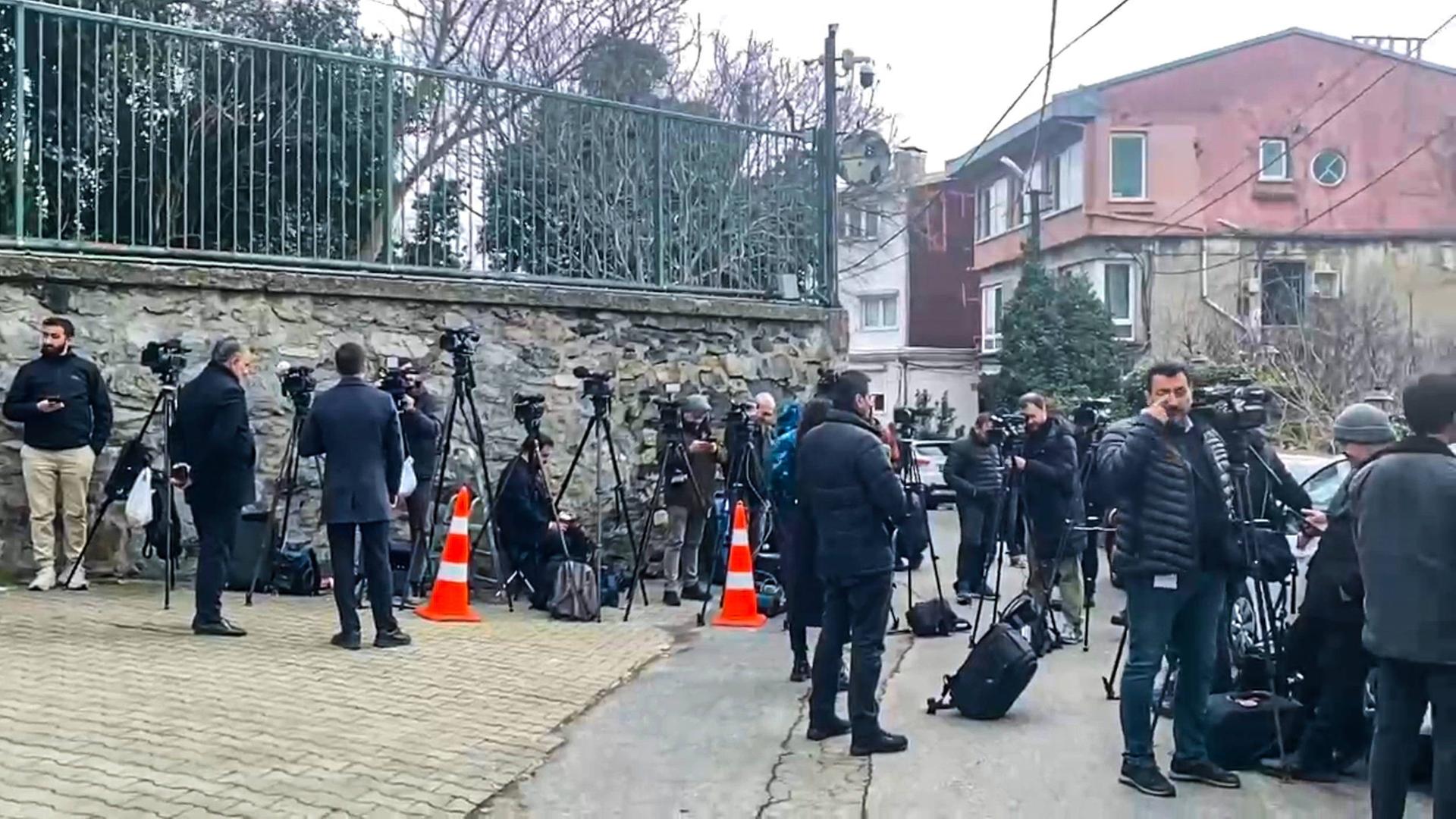 Journalisten vor der Residenz des US-Generalkonsuls in Istanbul, wo Gespräche zwischen Russland und den USA stattfinden.