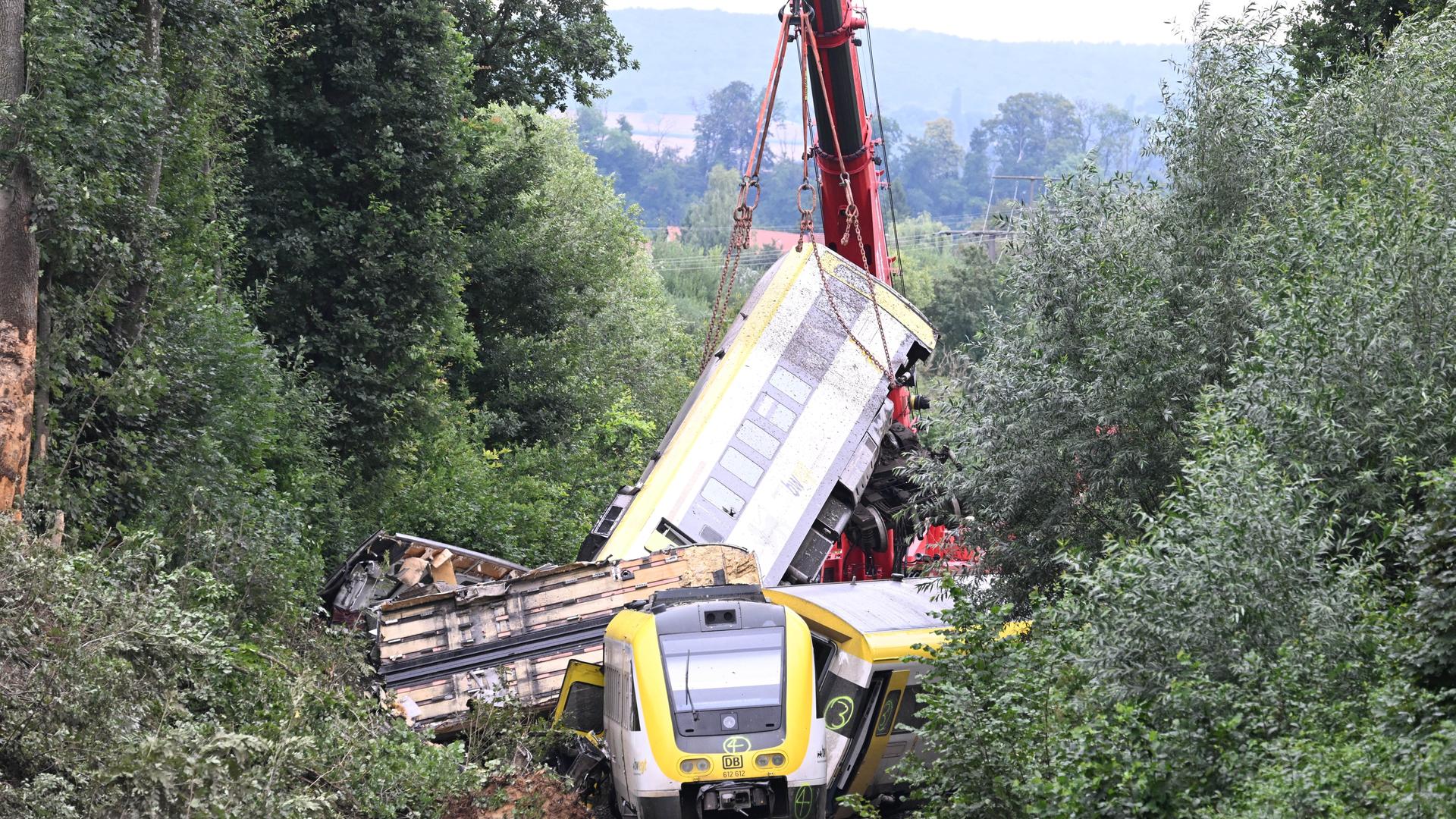 Riedlingen: Mit einem Kran wird an der Unfallstelle an der ein Regionalzug entgleist ist ein Waggon angehoben. Riedlingen: Mit einem Kran wird an der Unfallstelle an der ein Regionalzug entgleist ist ein Waggon angehoben.