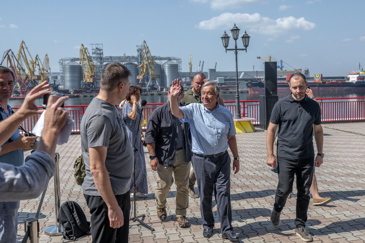 UNO-Generalsekretär Guterres neben dem ukrainischen Infrastruktur-Minister Kubrakov (re.) im Hafen von Odessa. 