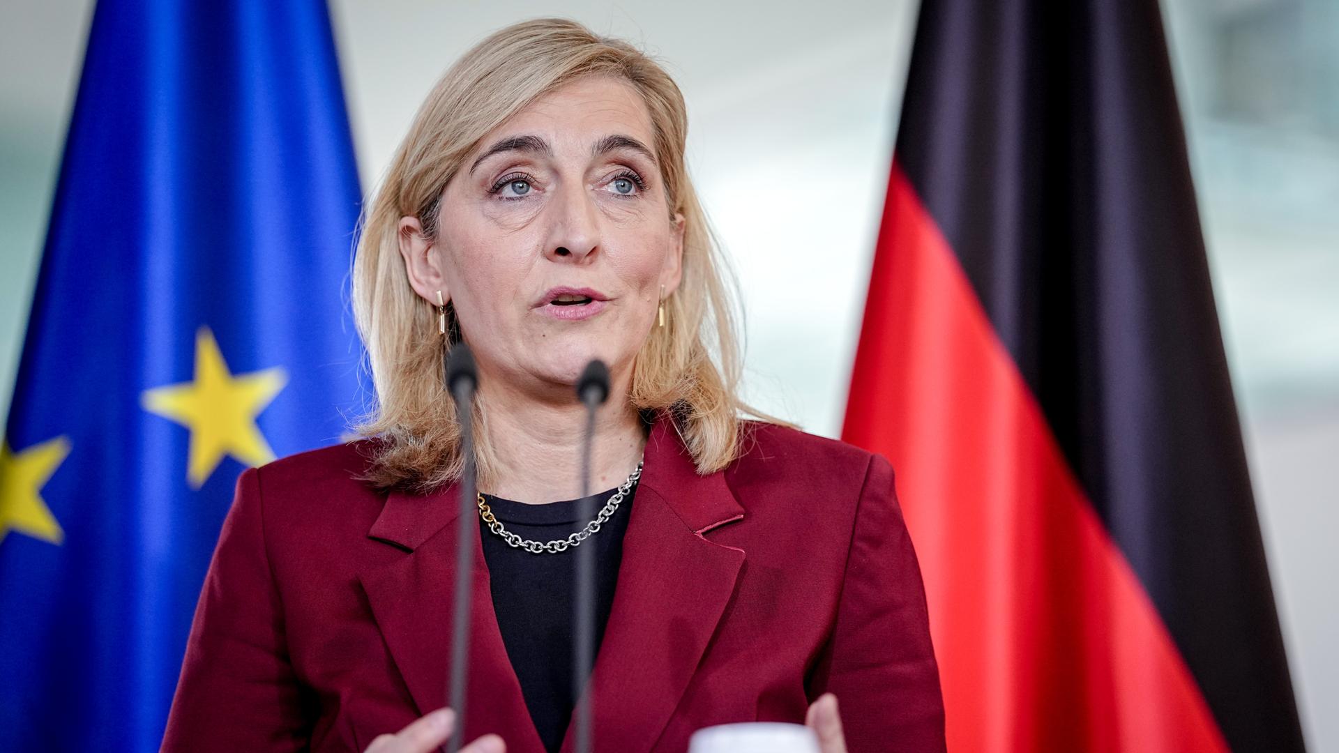 Nina Warken (CDU), Bundesministerin für Gesundheit, gibt ein Pressestatement zur geplanten Krankenkassenreform. 