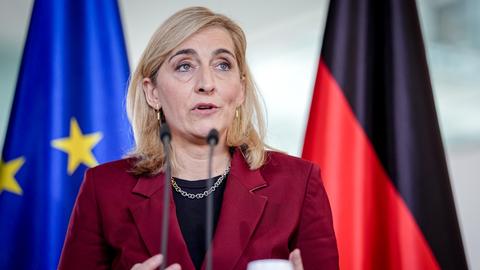 Nina Warken (CDU), Bundesministerin für Gesundheit, gibt ein Pressestatement zur geplanten Krankenkassenreform. 