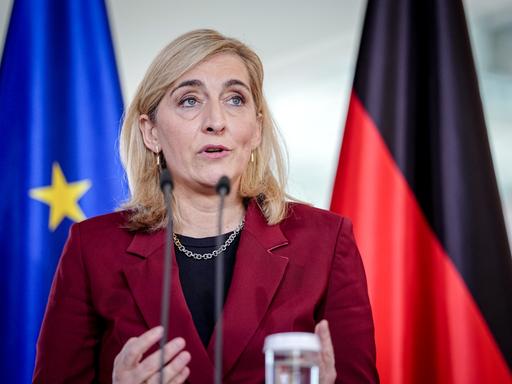 Nina Warken (CDU), Bundesministerin für Gesundheit, gibt ein Pressestatement zur geplanten Krankenkassenreform. 