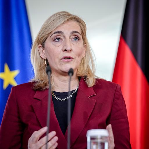 Nina Warken (CDU), Bundesministerin für Gesundheit, gibt ein Pressestatement zur geplanten Krankenkassenreform. 