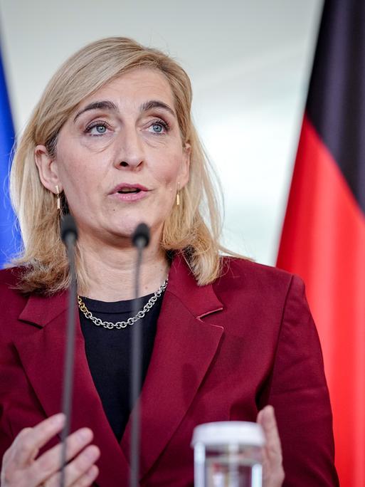 Nina Warken (CDU), Bundesministerin für Gesundheit, gibt ein Pressestatement zur geplanten Krankenkassenreform. 
