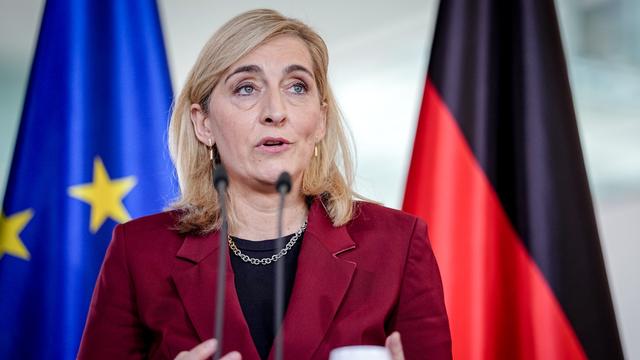 Nina Warken (CDU), Bundesministerin für Gesundheit, gibt ein Pressestatement zur geplanten Krankenkassenreform. 