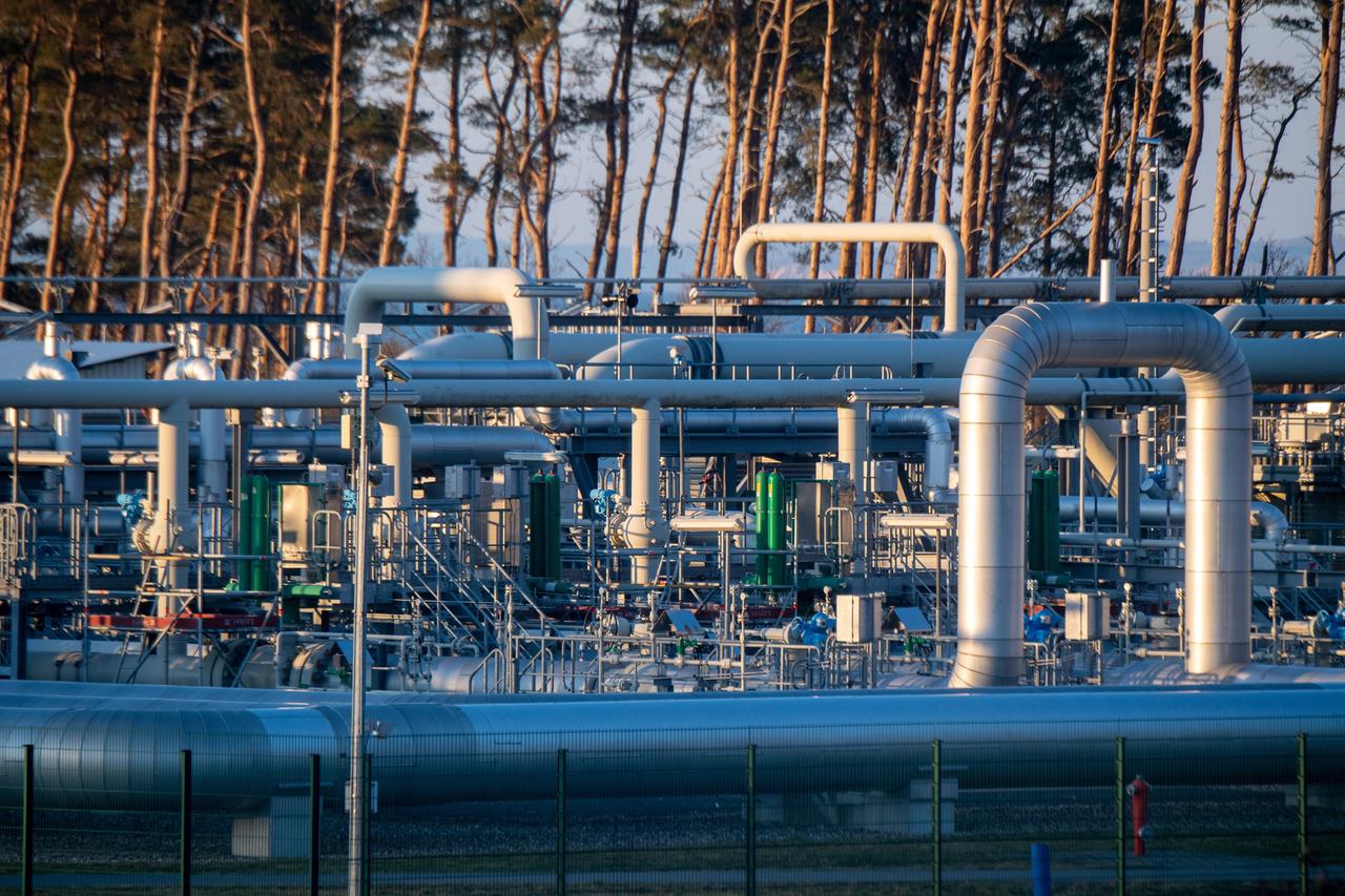 Blick auf Rohrsysteme und Absperrvorrichtungen in der Gasempfangsstation der Ostseepipeline Nord Stream 1. 