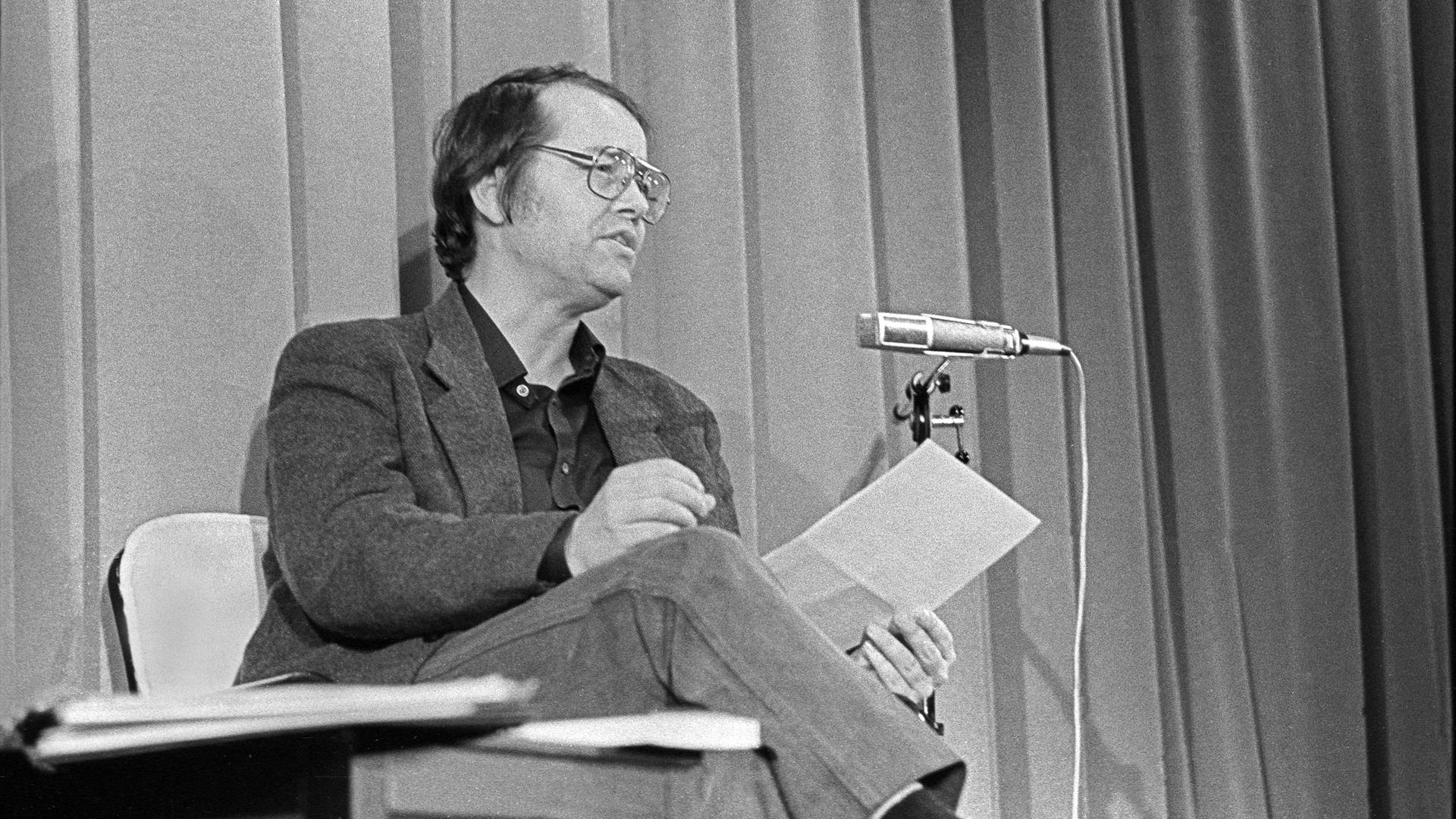 Volker Braun im Februar 1987 bei einer Lesung.
