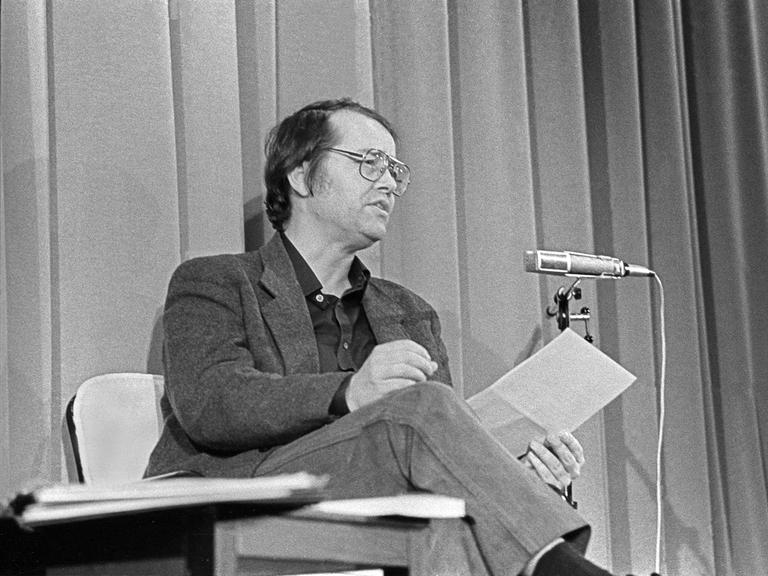 Volker Braun im Februar 1987 bei einer Lesung.
