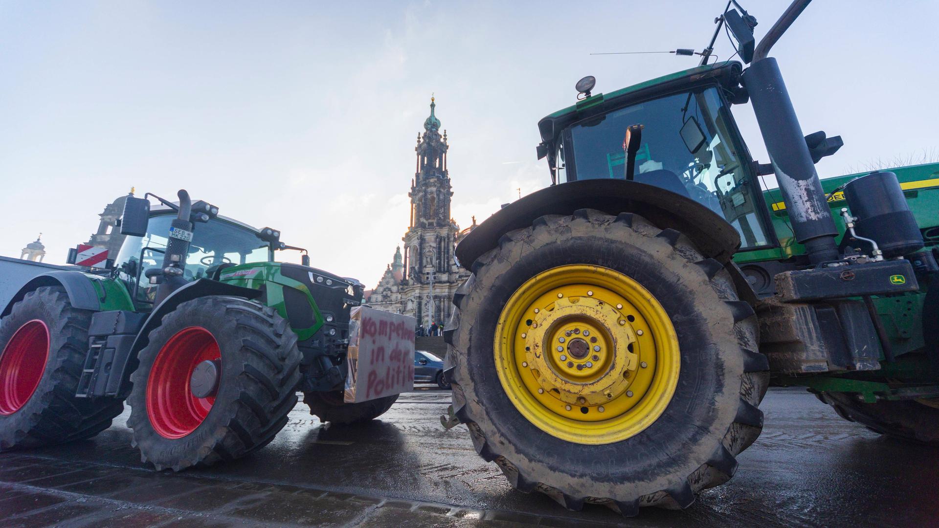 Traktoren stehen auf dem Schlossplatz in Dresden und ziehen dann durch die Innenstadt. 