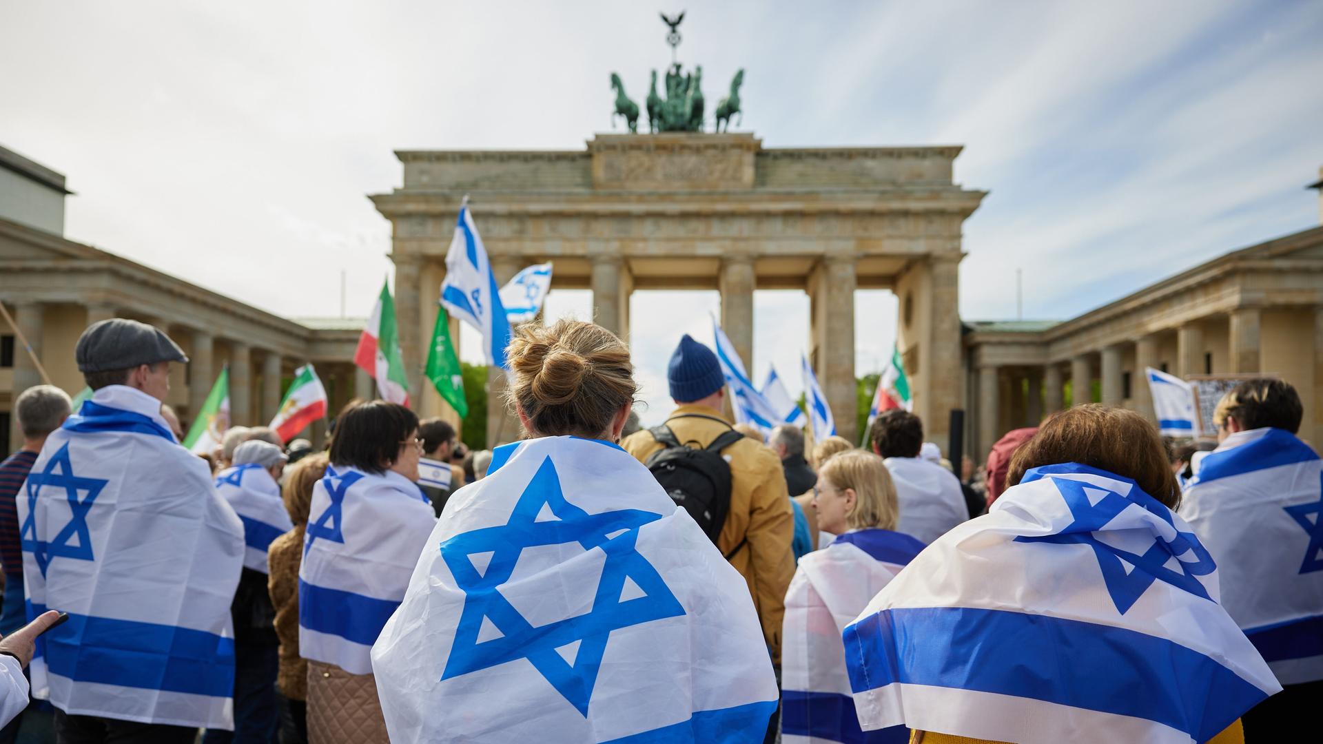 Eine Solidaritätsdemonstration der Deutsch-Israelischen Gesellschaft mit Israelfahnen vor dem Brandenburger Tor in berlin.