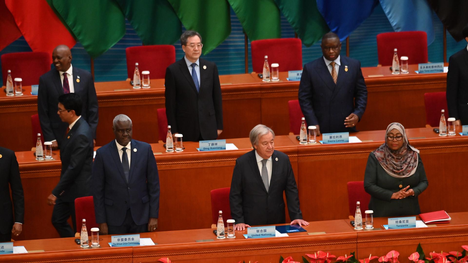 Peking: António Guterres (3.v.r), Generalsekretär der UN, steht in der Großen Halle des Volkes hinter einer Rednerbank. Neben und hinter ihm andere Teilnehmer.