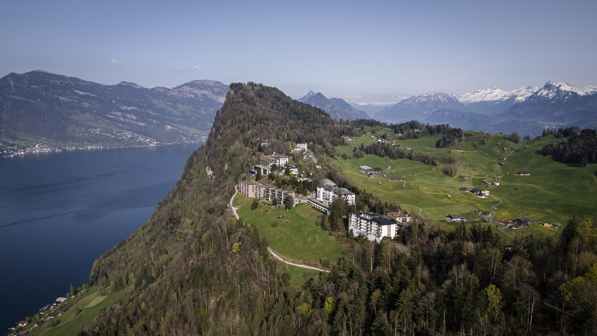 Schweiz, Obbuergen: Das Bürgenstock Resort ist auf dem Berg Bürgenstock oberhalb des Vierwaldstättersees zu sehen. 