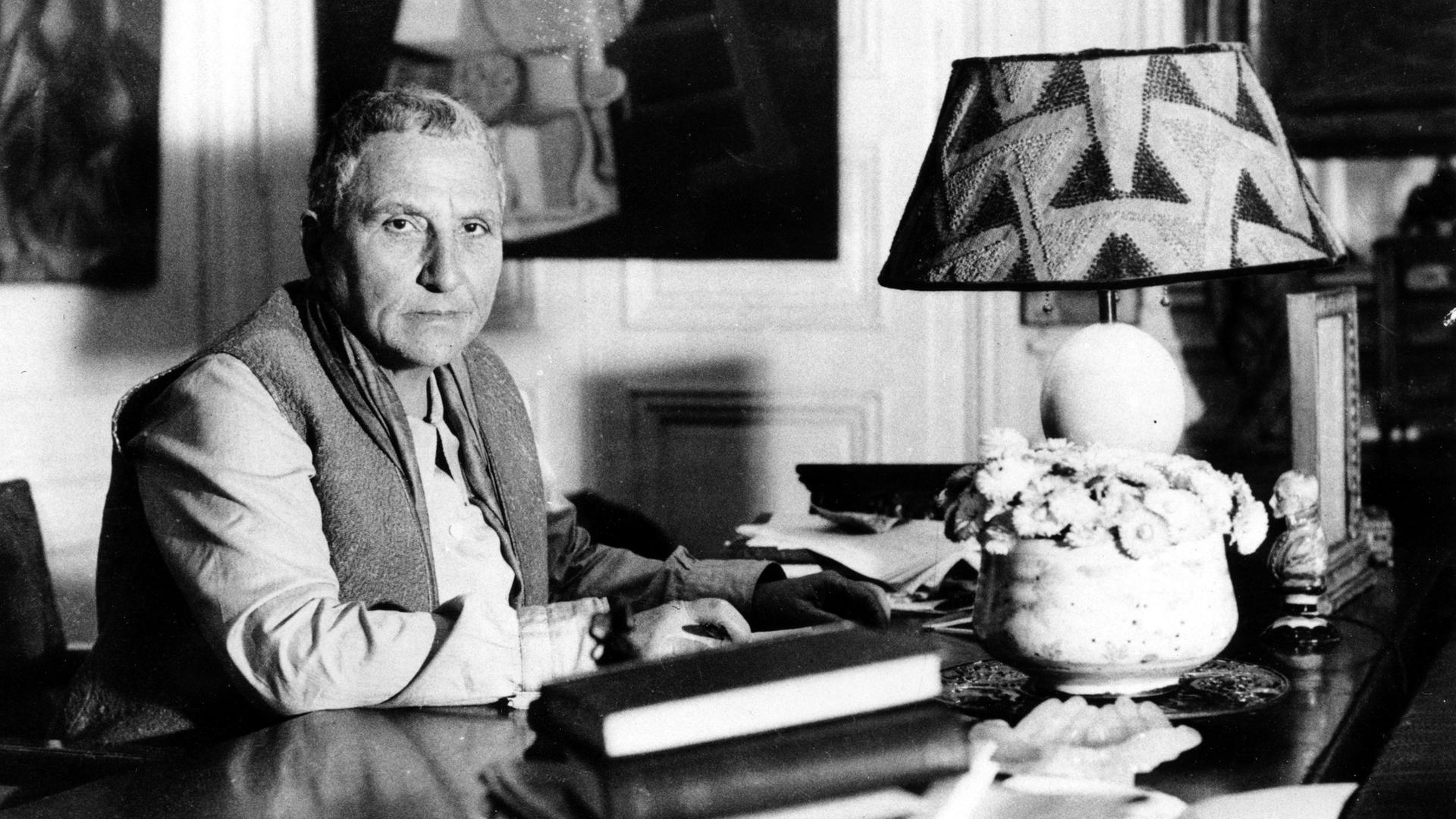 Die amerikanische Schriftstellerin Gertrude Stein arbeitet am 22. November 1938 an ihrem Schreibtisch in Paris.