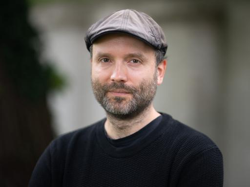 Der Autor Marc-Uwe Kling steht während des Potsdamer Literaturfestivals "LIT:potsdam" im Park der Villa Jacobs