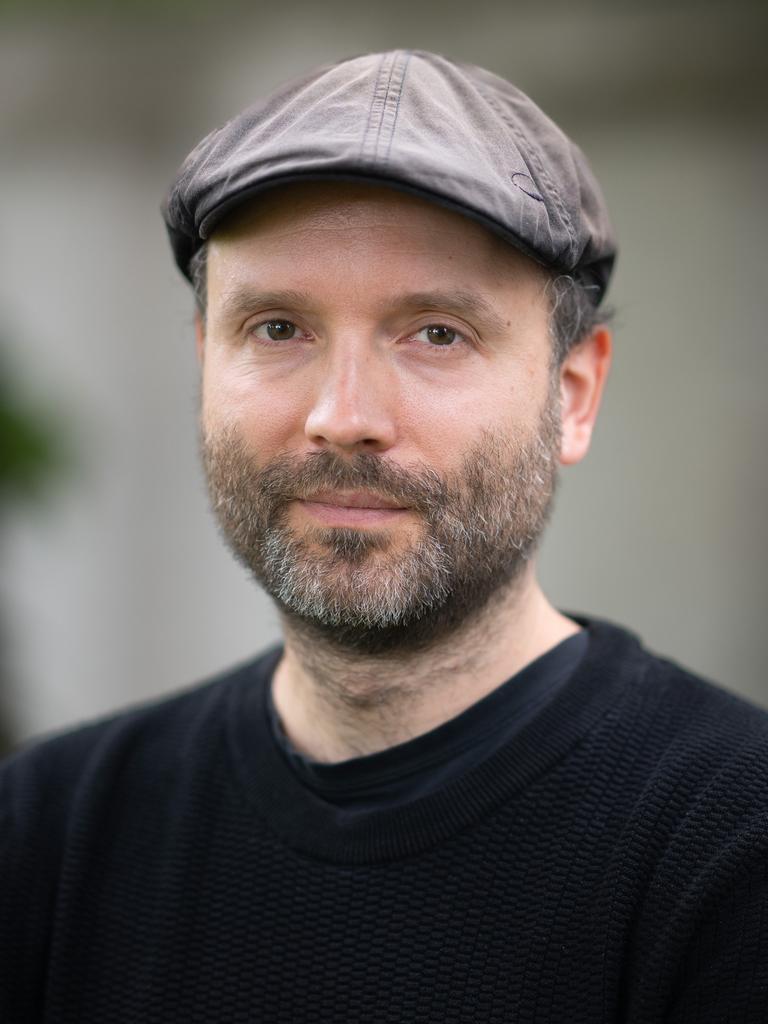 Der Autor Marc-Uwe Kling steht während des Potsdamer Literaturfestivals "LIT:potsdam" im Park der Villa Jacobs