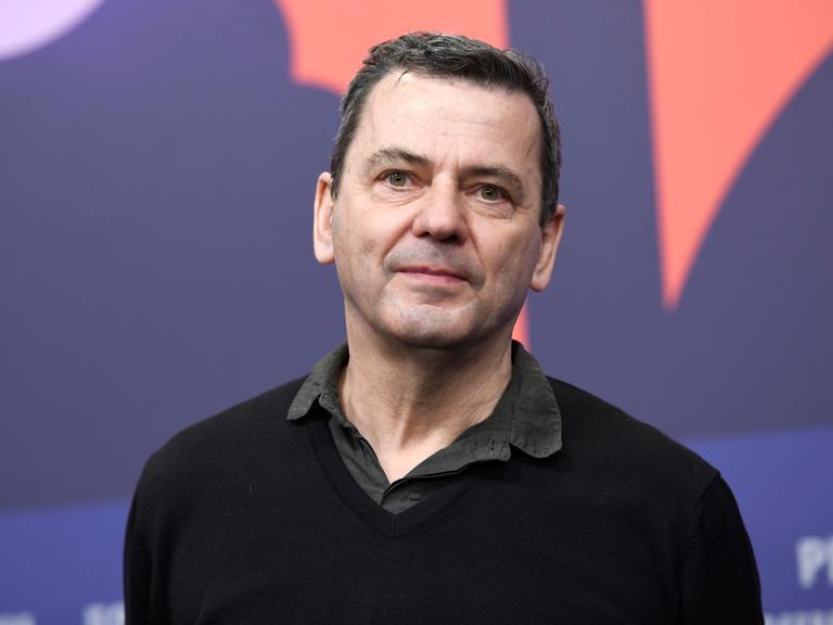 Christian Petzold posiert auf der Berlinale 2023 bei der Pressekonferenz zum Kinofilm "Roter Himmel" für ein Foto.