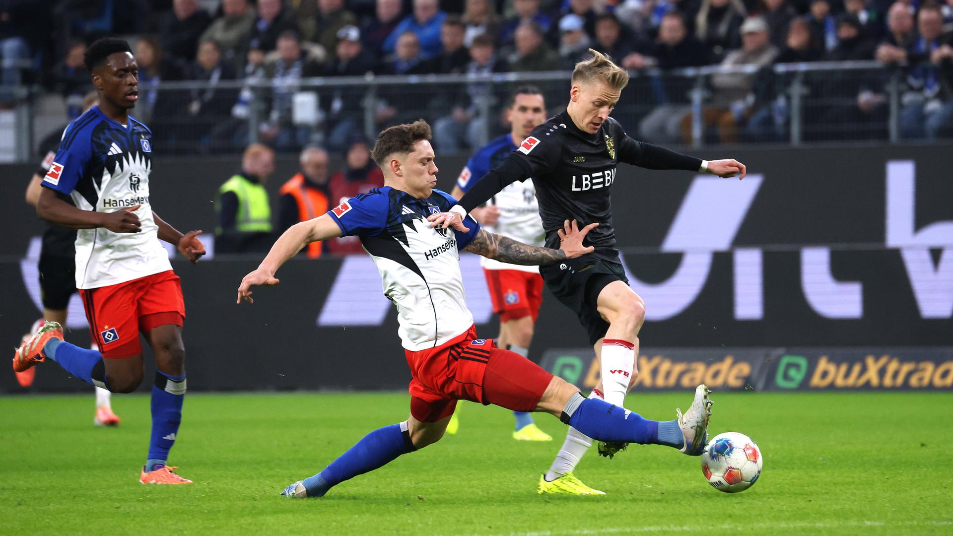 Szene aus dem Spiel Hamburger SV gegen VfB Stuttgart; Nicolai Remberg, HSV, (vorne links) und Chris Führich, VfB, kämpfen um den Ball. 