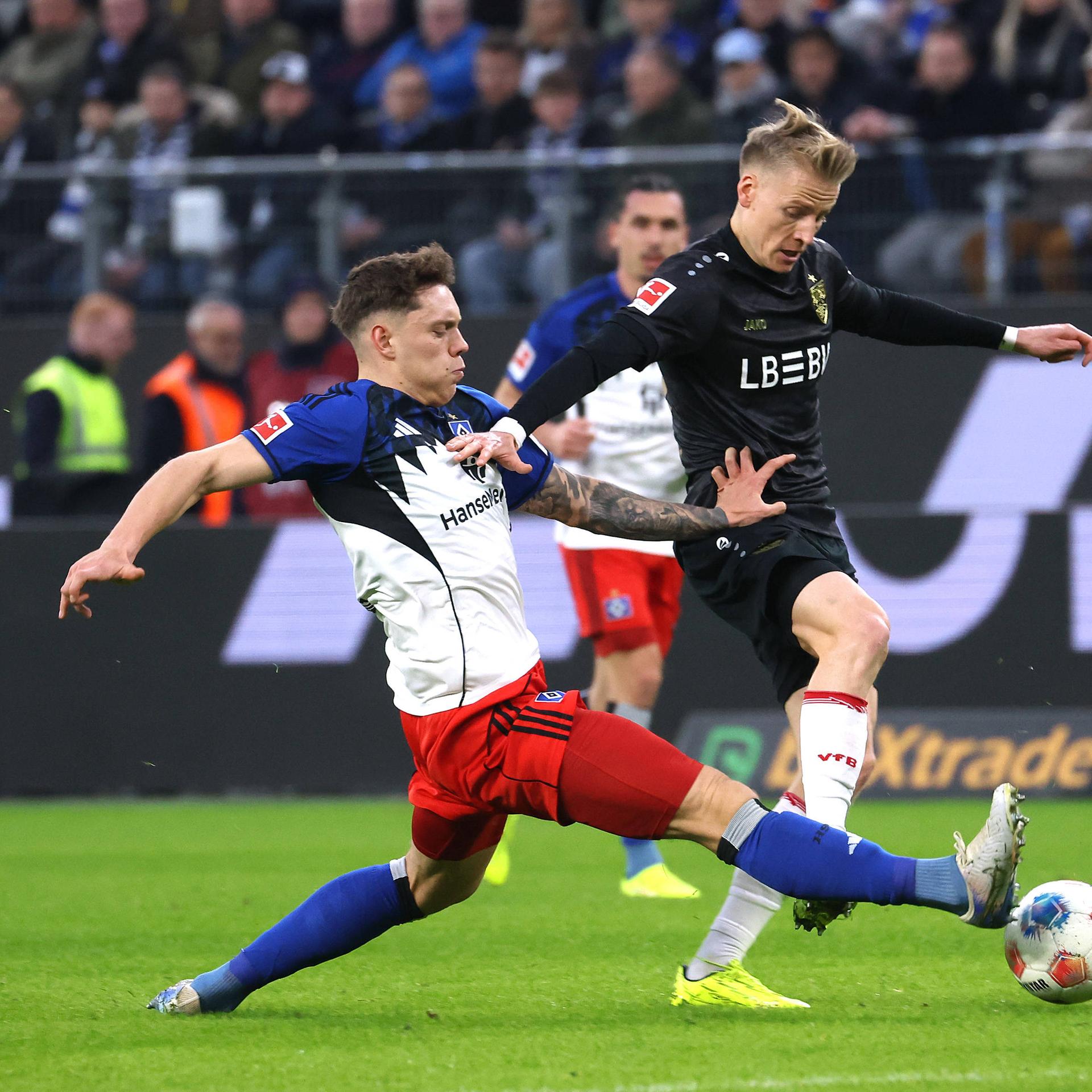Szene aus dem Spiel Hamburger SV gegen VfB Stuttgart; Nicolai Remberg, HSV, (vorne links) und Chris Führich, VfB, kämpfen um den Ball. 