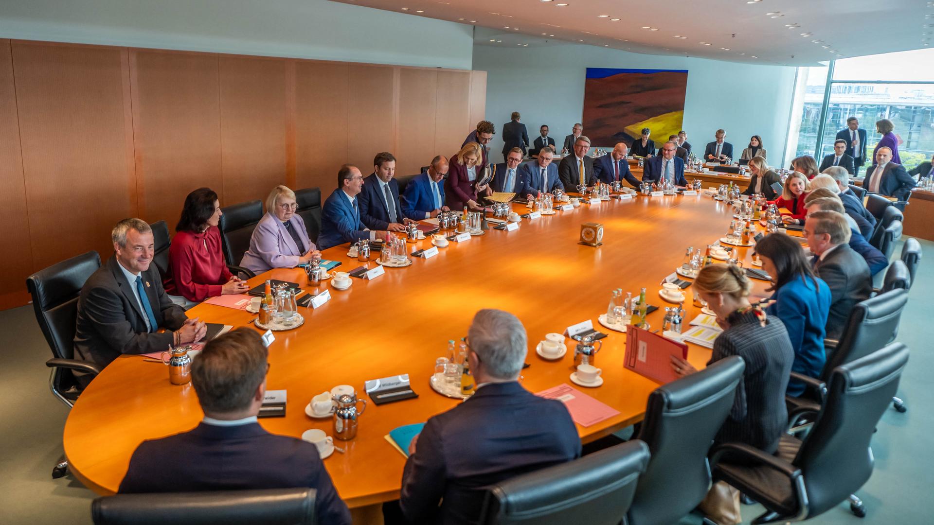 Die Kabinettsmitglieder sitzen zu Beginn der Sitzung des Bundeskabinetts im Bundeskanzleramt um den Kabinettstisch. Die Kabinettsmitglieder sitzen zu Beginn der Sitzung des Bundeskabinetts im Bundeskanzleramt um den Kabinettstisch.
