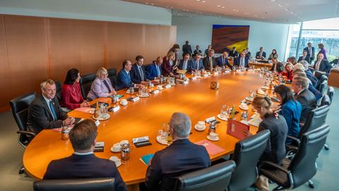 Die Kabinettsmitglieder sitzen zu Beginn der Sitzung des Bundeskabinetts im Bundeskanzleramt um den Kabinettstisch. 