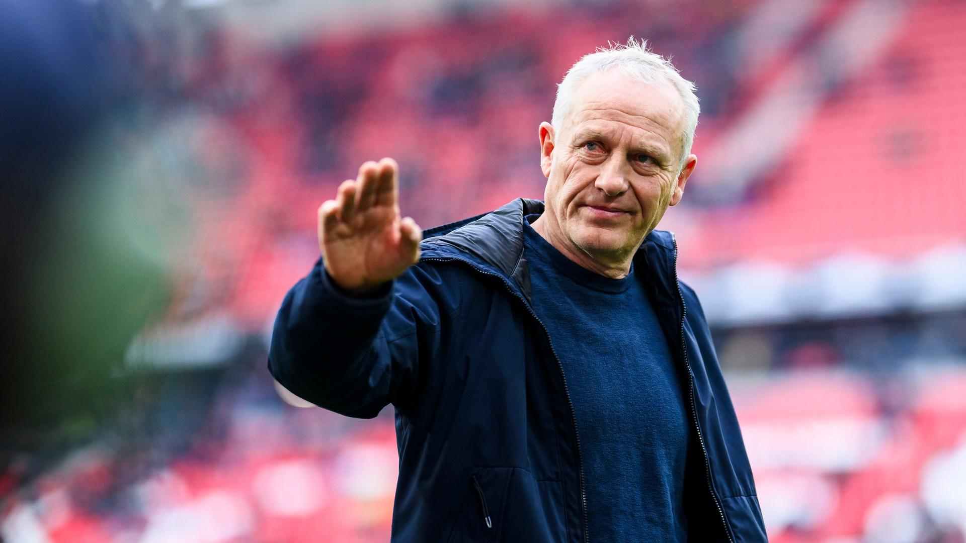 Freiburgs Trainer Christian Streich steht vor dem Spiel im Stadion.