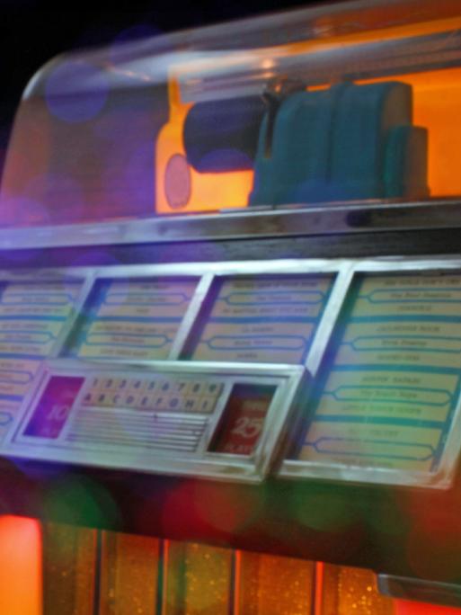 Ihre Glanzzeit hatte die Jukebox in der Mitte des letzten Jahrhunderts. Zu sehen: Eine Jukebox mit unterschiedlichen Farben beleuchtet. 