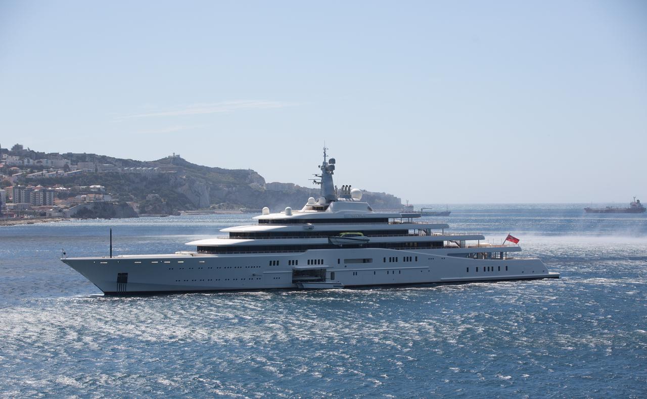 Die große Luxus-Yacht "Eclipse" im Meer vor der Küste Gibraltars
