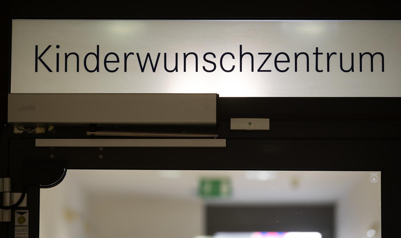 Über einem Eingang am Uniklinikum Mainz steht der Hinweis Kinderwunschzentrum. Am Mainzer Uniklinikum gibt es ein Zentrum für Präimplantationsdiagnostik (PID)"Kinderwunschzentrum" am Uniklinikum