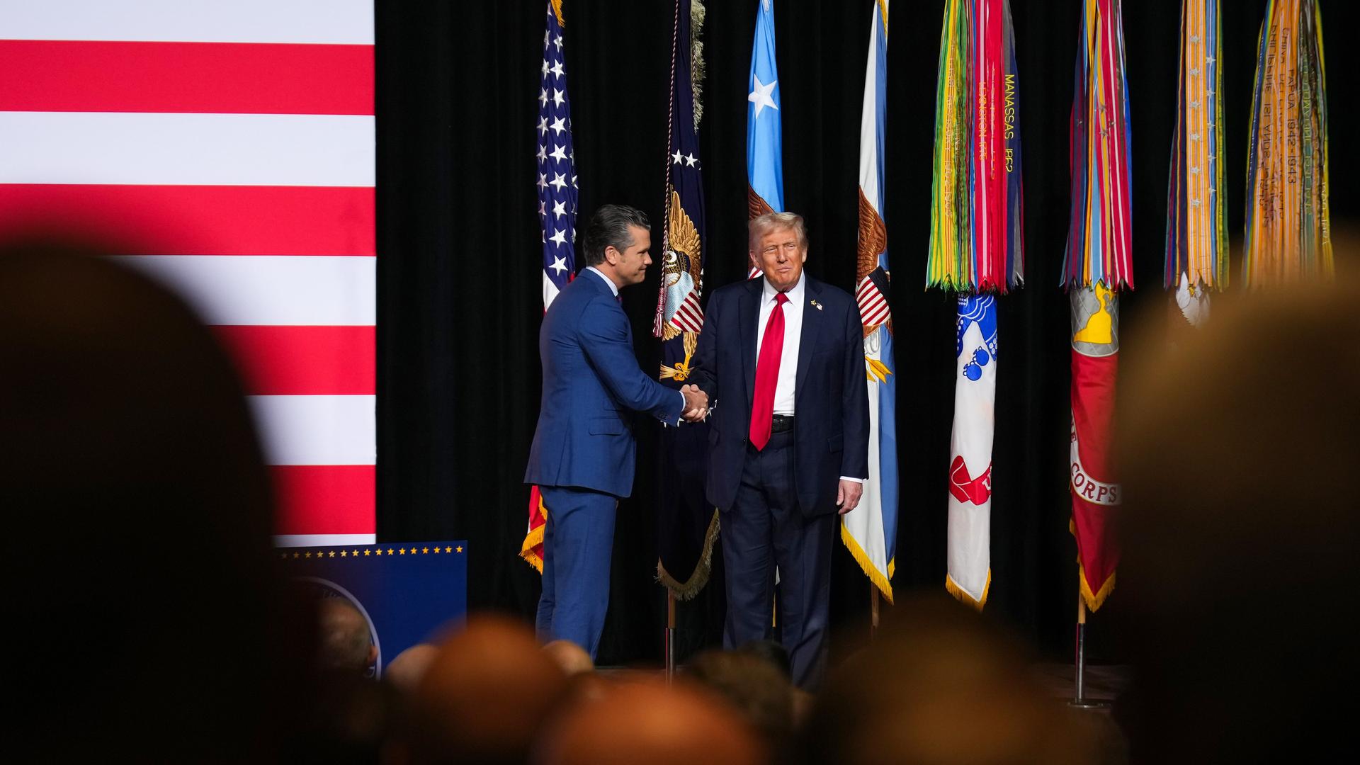 Präsident Donald Trump schüttelt "Kriegsminister "Pete Hegseth"auf einer Bühne die Hand. Aufnahmedatum: 30. September 2025 Präsident Donald Trump schüttelt "Kriegsminister "Pete Hegseth"auf einer Bühne die Hand. Aufnahmedatum: 30. September 2025