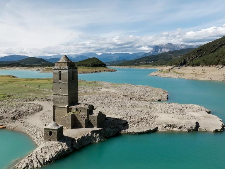 In Spanien trocknen die Stauseen aus. Bei vollem Füllstand reicht das Wasser bis zur Spitze des alten Kirchturms in Embalse de Mediano.