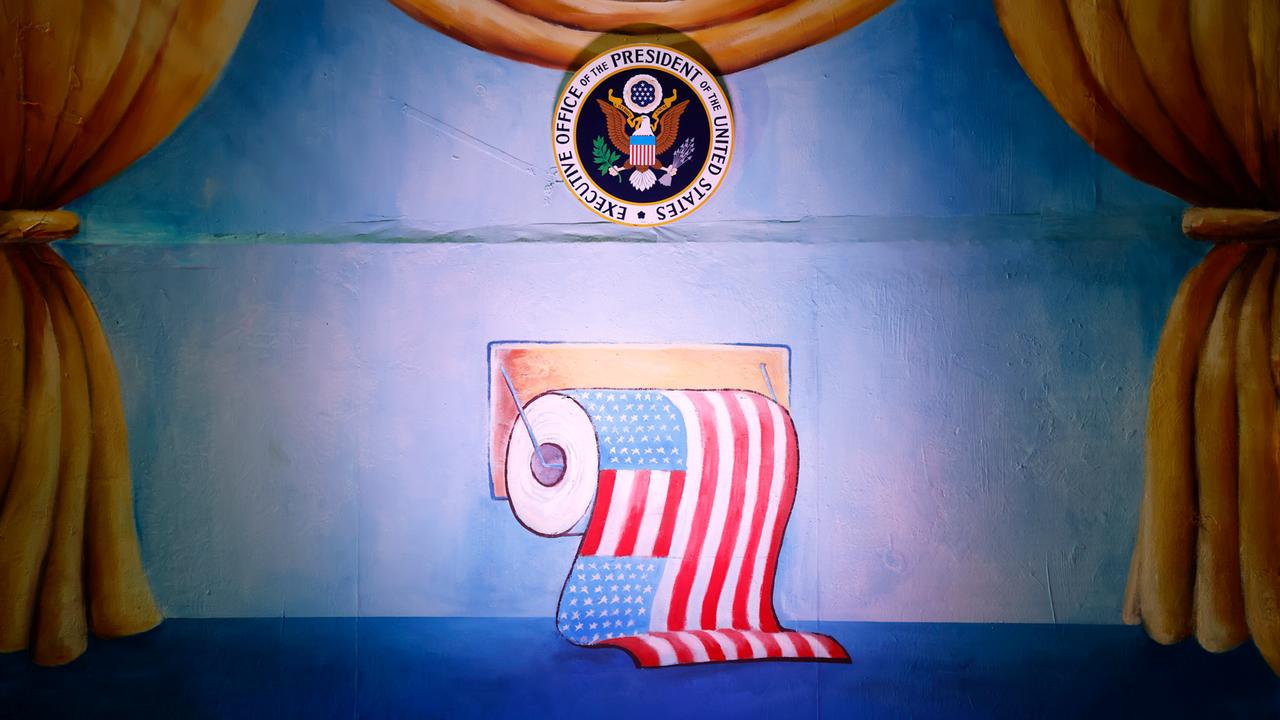 Zu sehen ist eine Klorolle mit der Flagge der Vereinigten Staaten von Amerika beim Richtfest der Persiflage- und Motivwagen zum Kölner Rosenmontagszug 2023 in der Koelnmesse. Zu sehen ist eine Klorolle mit der Flagge der Vereinigten Staaten von Amerika beim Richtfest der Persiflage- und Motivwagen zum Kölner Rosenmontagszug 2023 in der Koelnmesse.