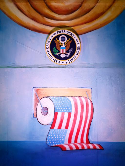 Zu sehen ist eine Klorolle mit der Flagge der Vereinigten Staaten von Amerika beim Richtfest der Persiflage- und Motivwagen zum Kölner Rosenmontagszug 2023 in der Koelnmesse.