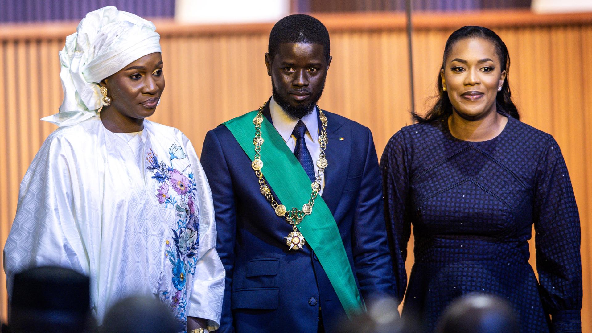 Bassirou Diomaye Faye mit seinen beiden Frauen nach seiner Vereidigung als senegalesischer Präsident.