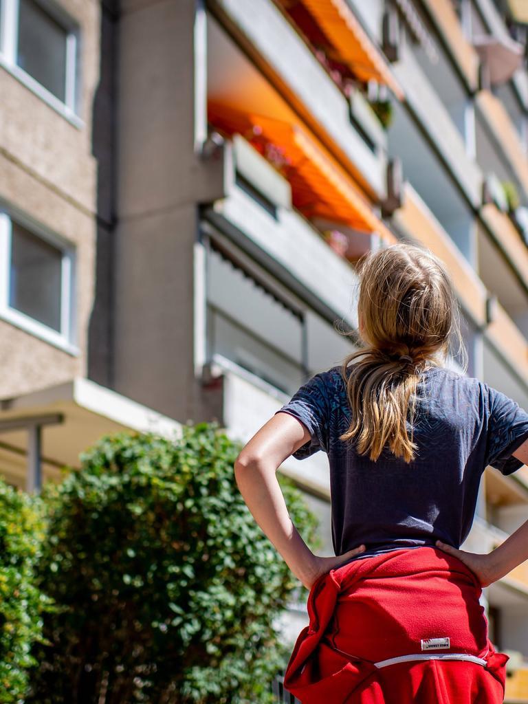 Ein Kind steht vor einem Plattenbau in Leipzig-Grünau (Symbolbild)