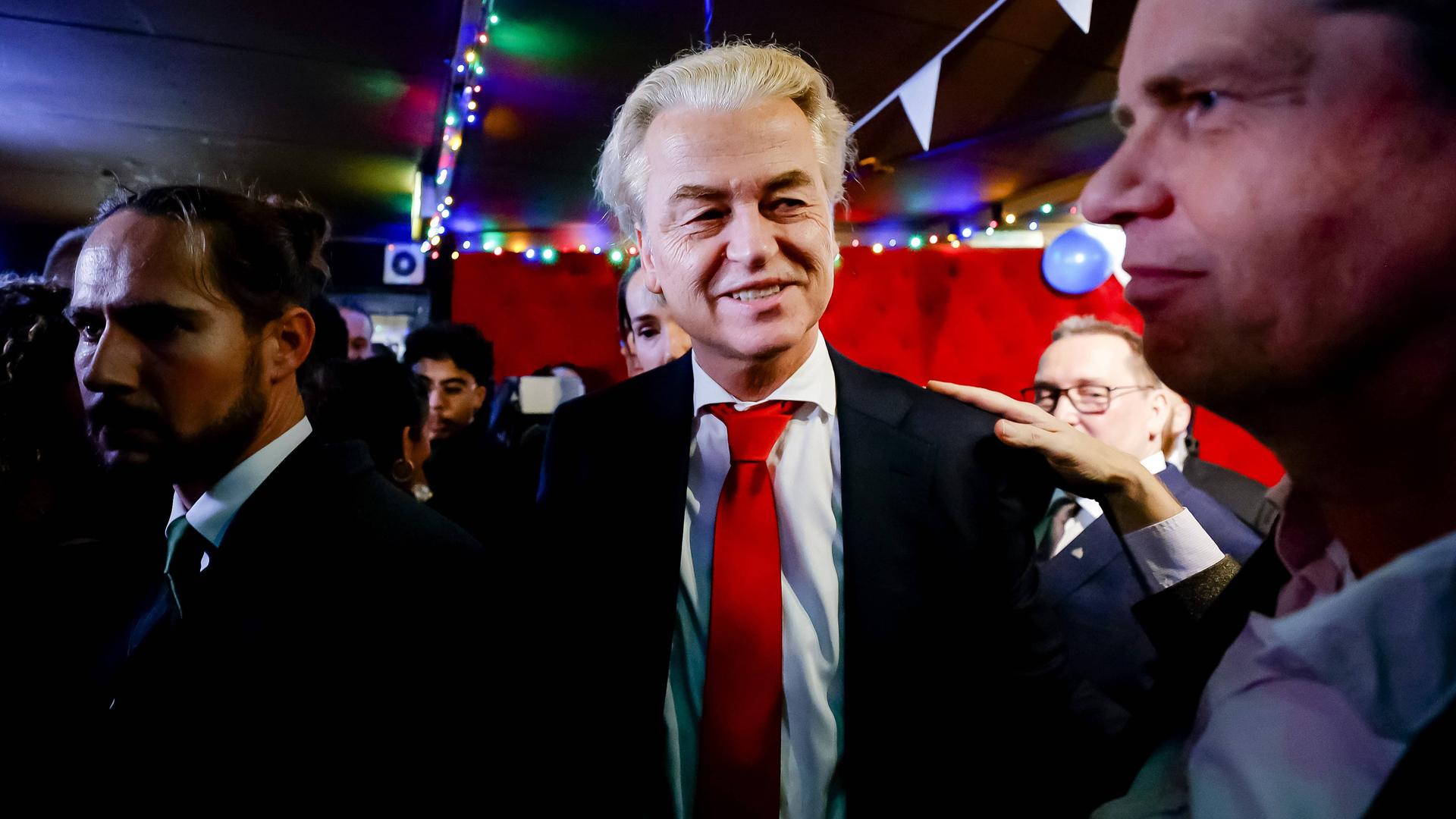 Geert Wilders nimmt auf einer Wahlparty Glückwünsche entgegen.